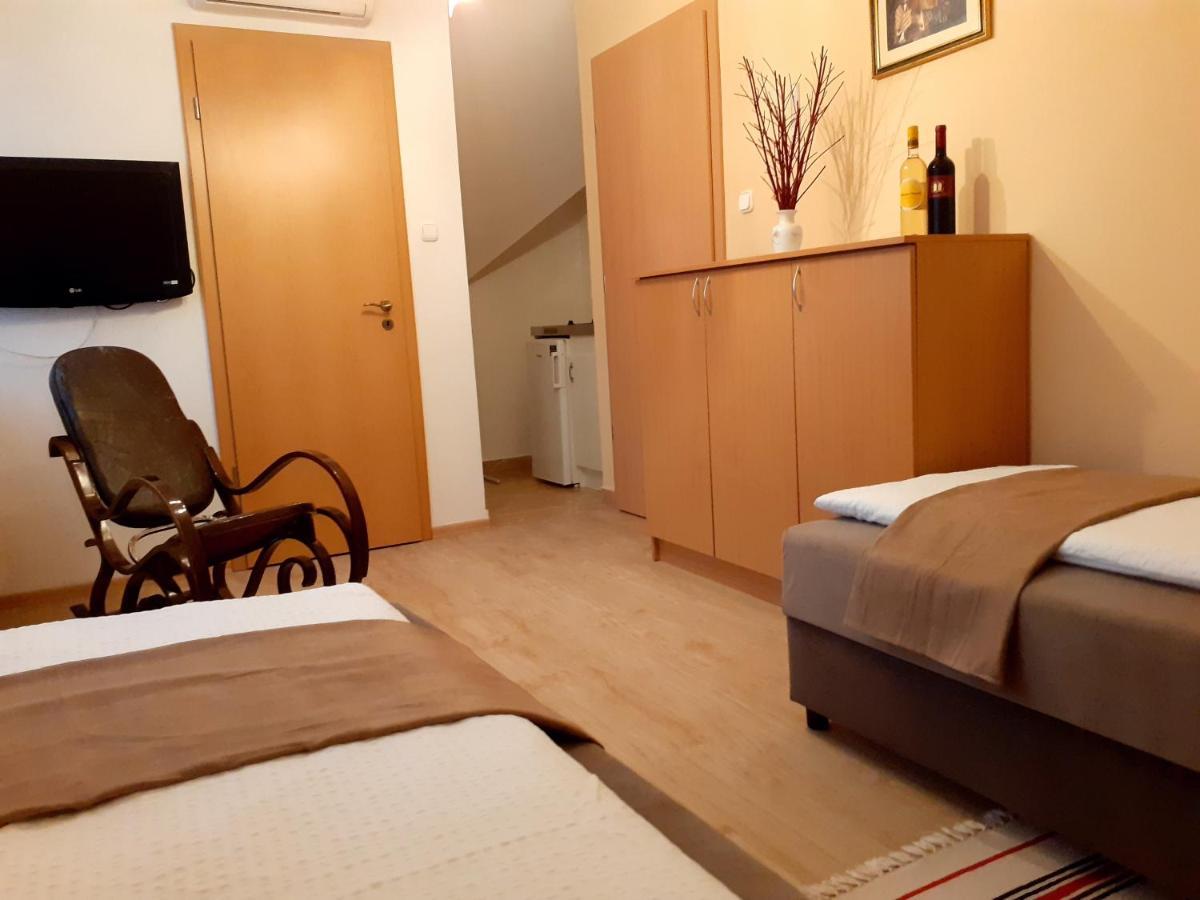 Pacsirta Vendeghaz Hotel Egerszalók Exterior foto